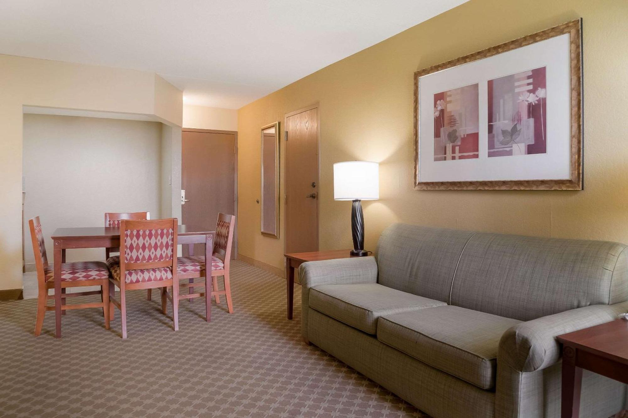 Quality Inn & Suites Saginaw Dış mekan fotoğraf